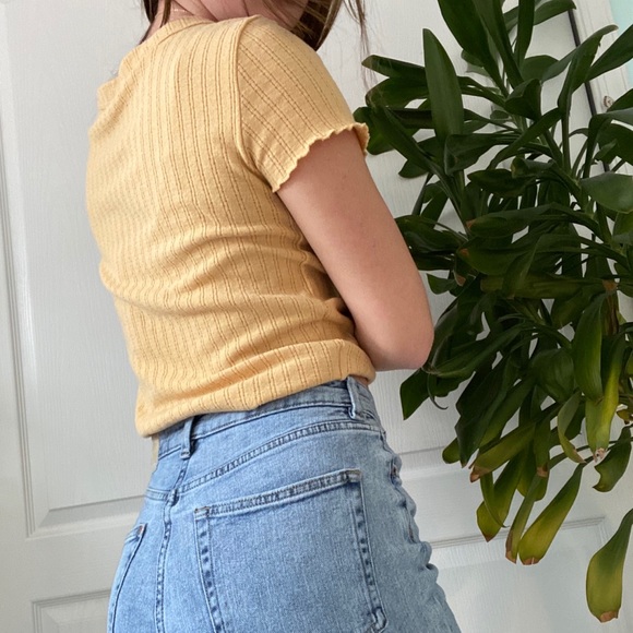 Cute sunflower yellow knit crop top - Picture 3 of 4